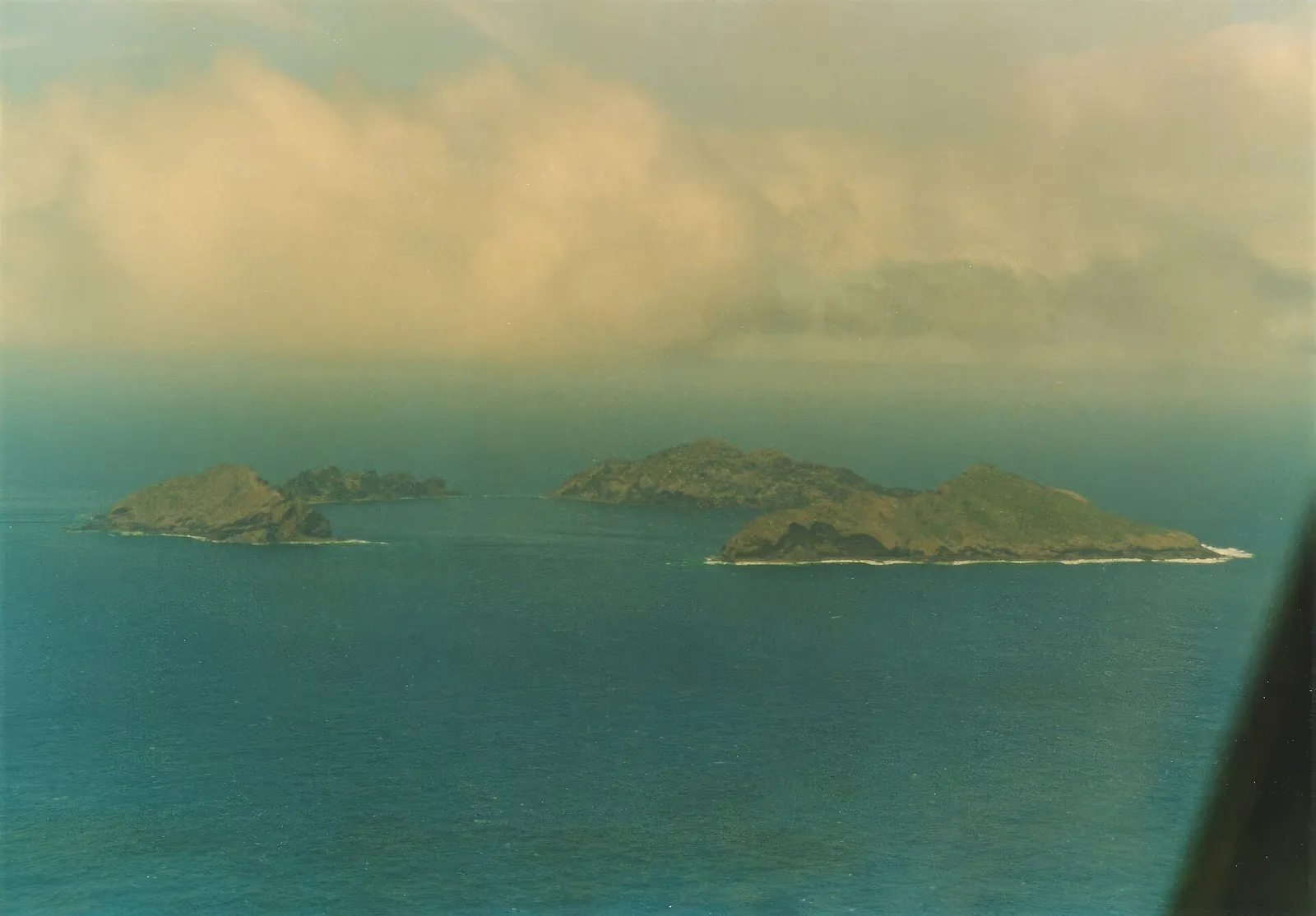 Des îlots volcaniques inhabités du Pacifique photographiés depuis un avion