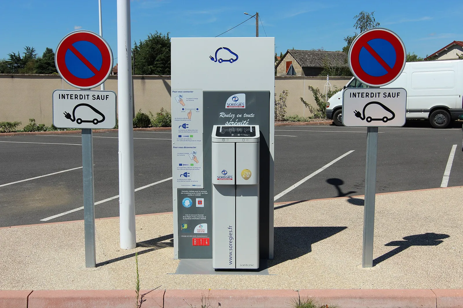 Bornes de recharge pour voitures électriques (illustration)