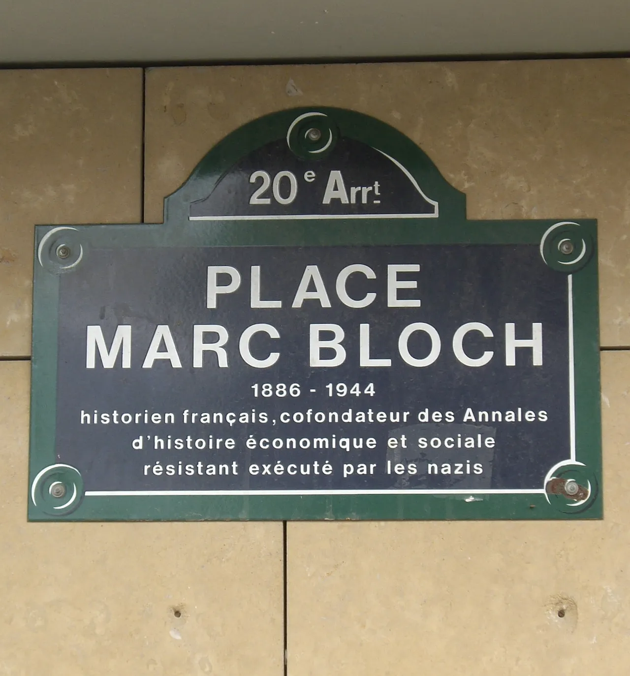 Plaque de la place Marc-Bloch à Paris (illustration)