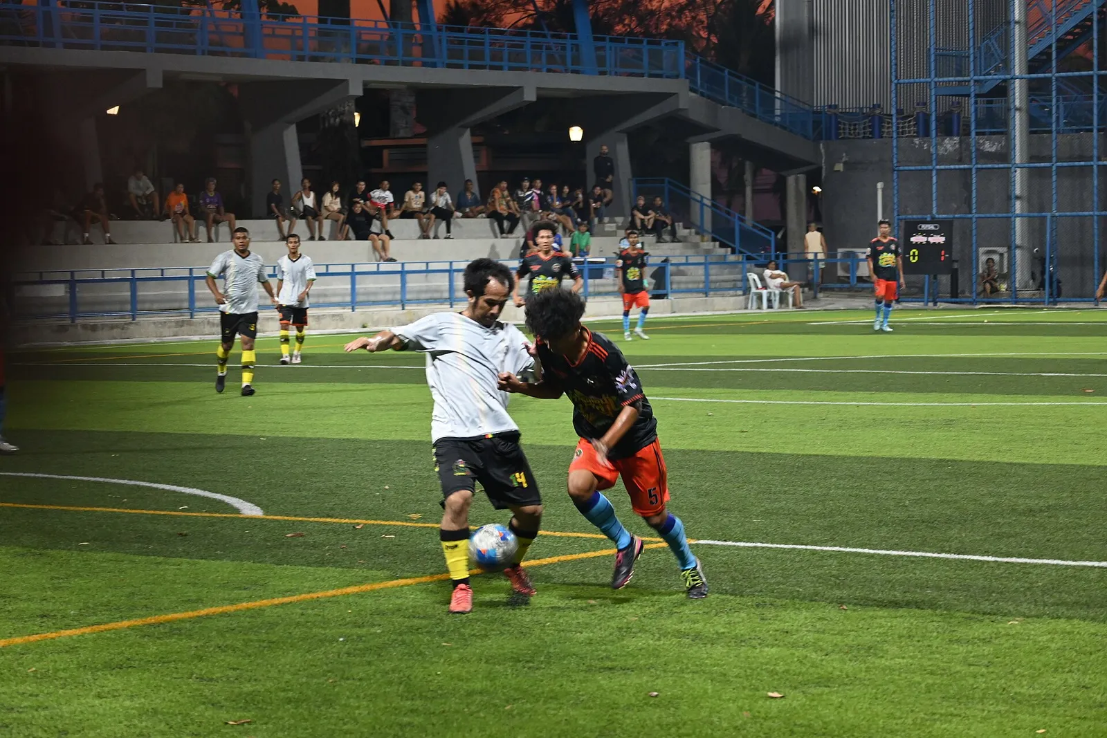 Un match de football en soirée