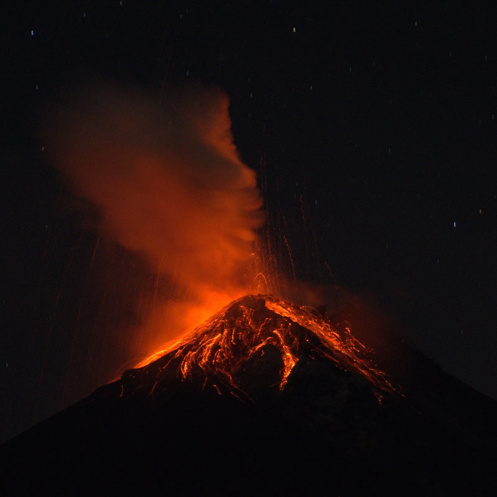 Une éruption nocturne du Volcán de Fuego, au Guatemala