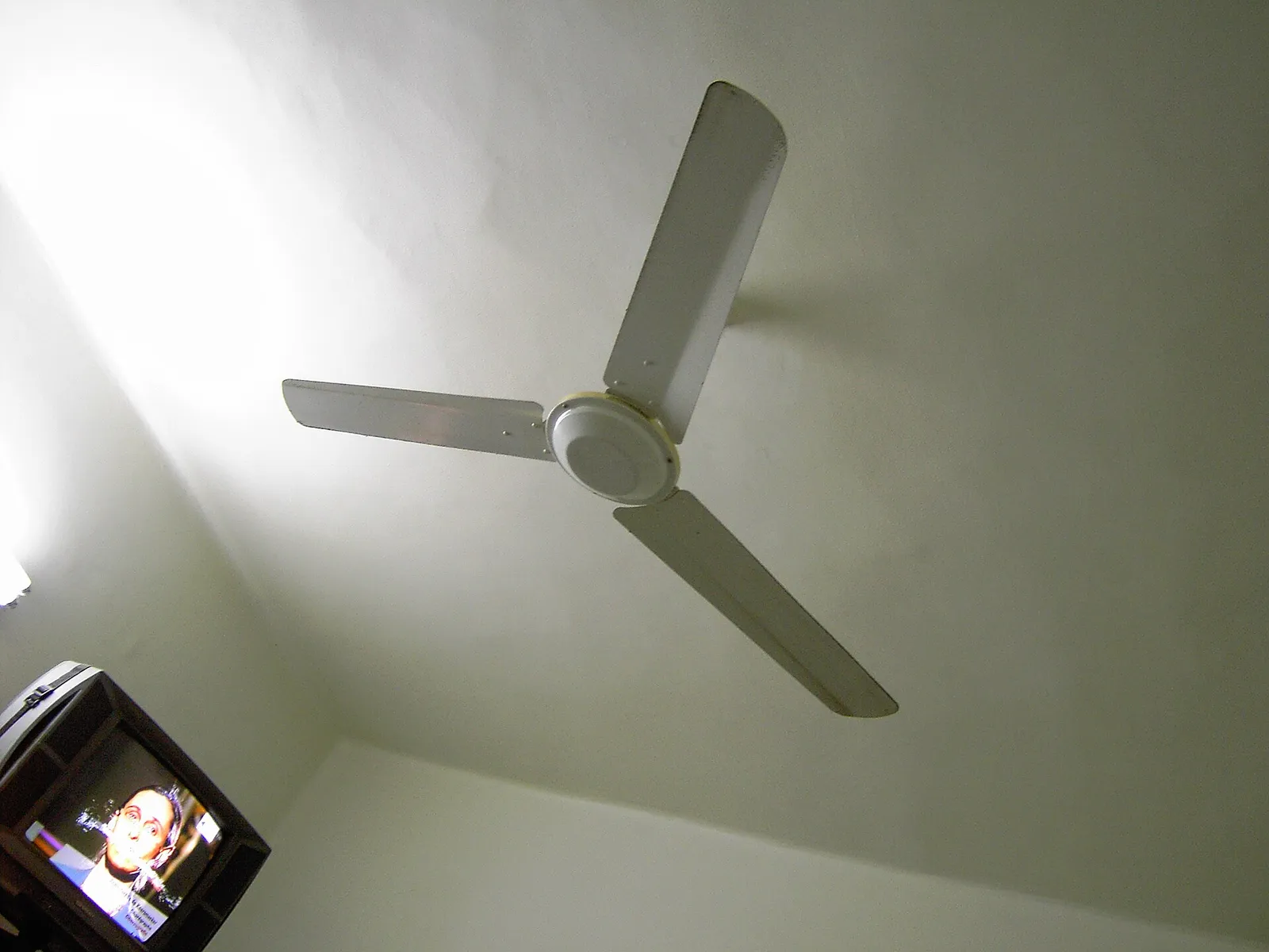 Ventilateur de plafond en fonctionnement dans une pièce