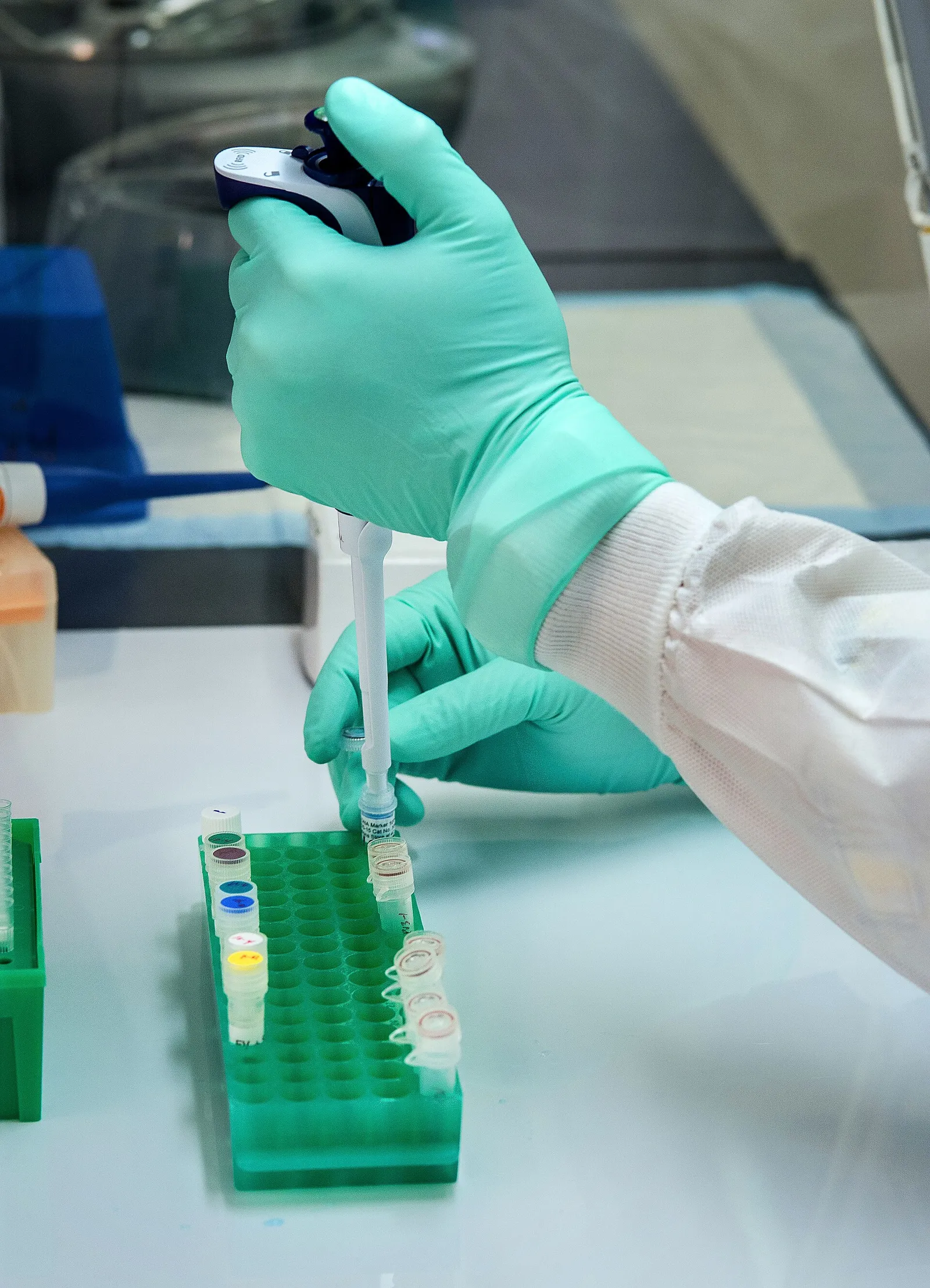 Une seringue et un flacon de vaccin manipulés par un soignant