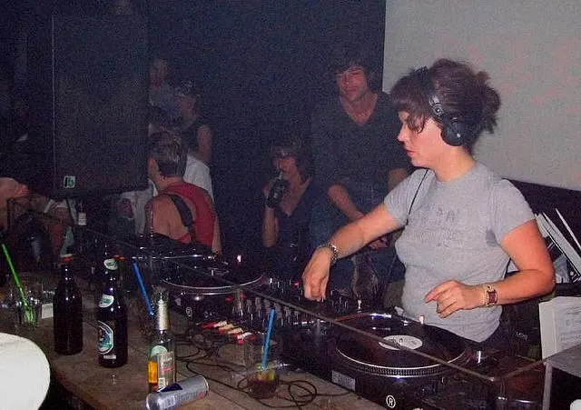 Un DJ aux platines (illustration)