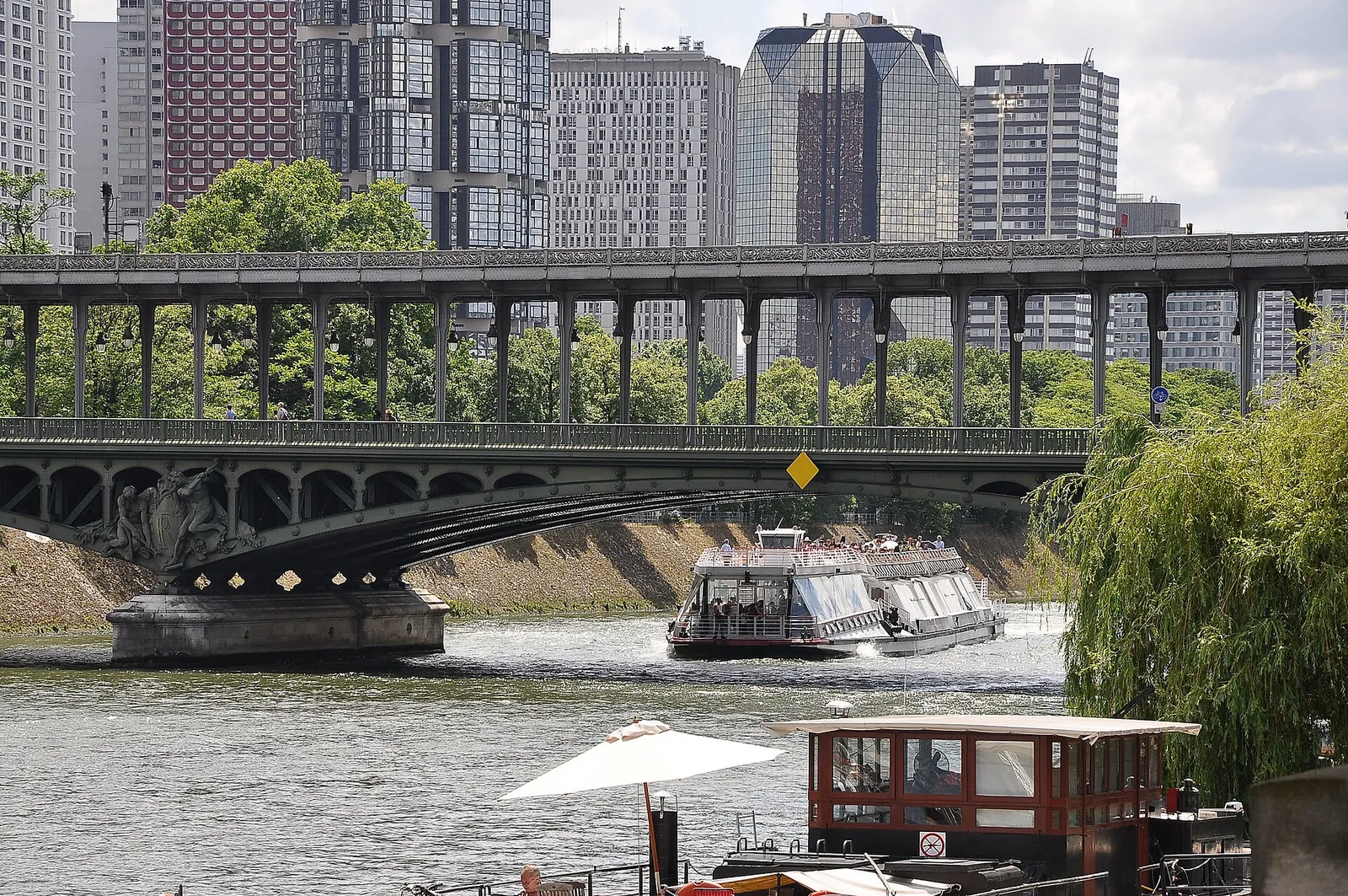 Le pont de Bir-Hakeim, sur la Seine, à Paris