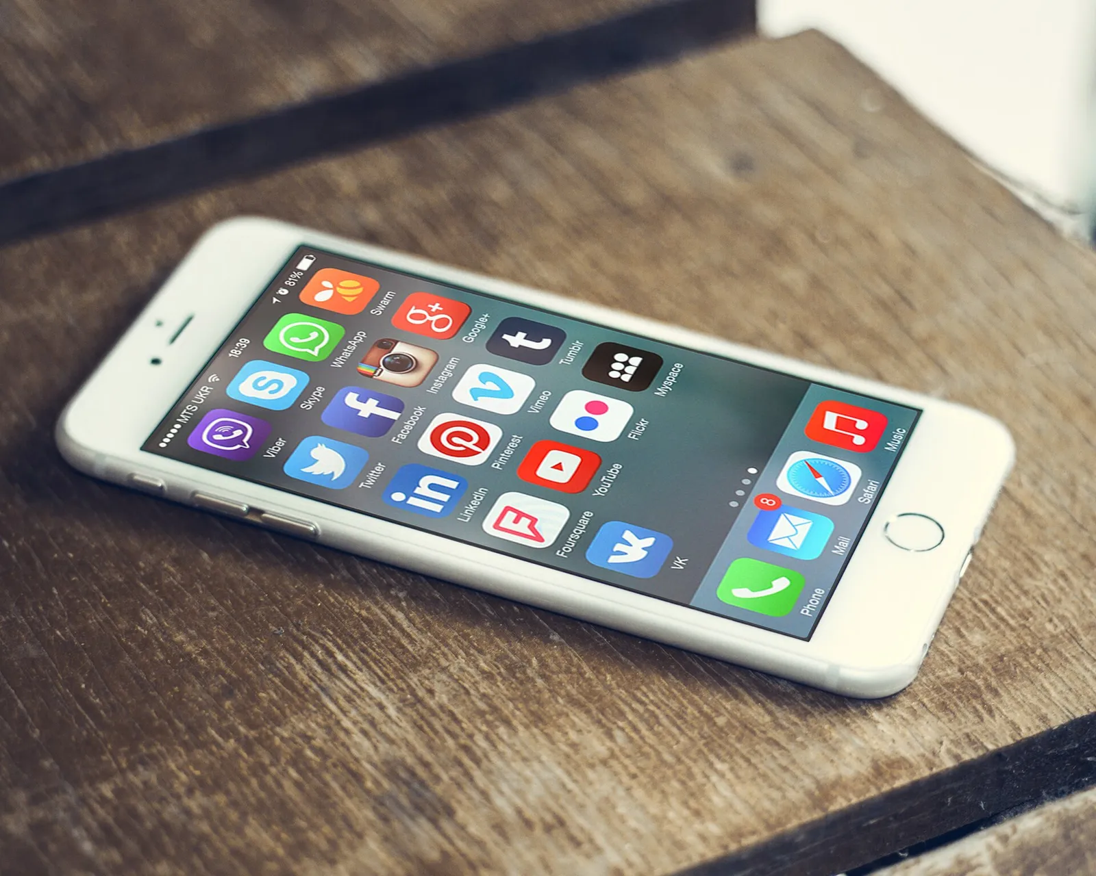 Icônes de réseaux sociaux sur l'écran d'un smartphone