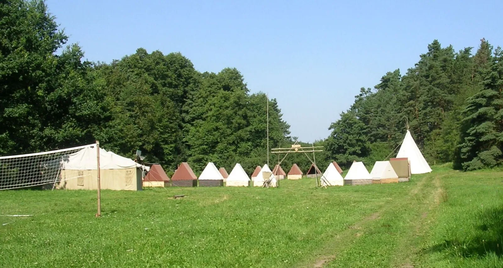 Des tentes de camping dans la nature (illustration)
