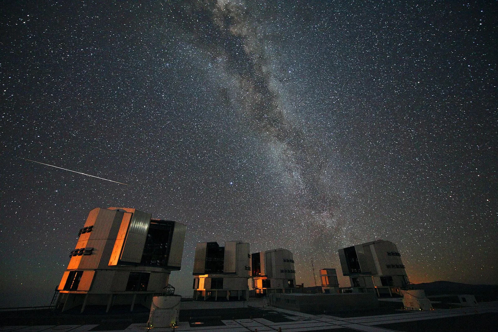 Des Perséides traversant un ciel étoilé au-dessus d'un observatoire