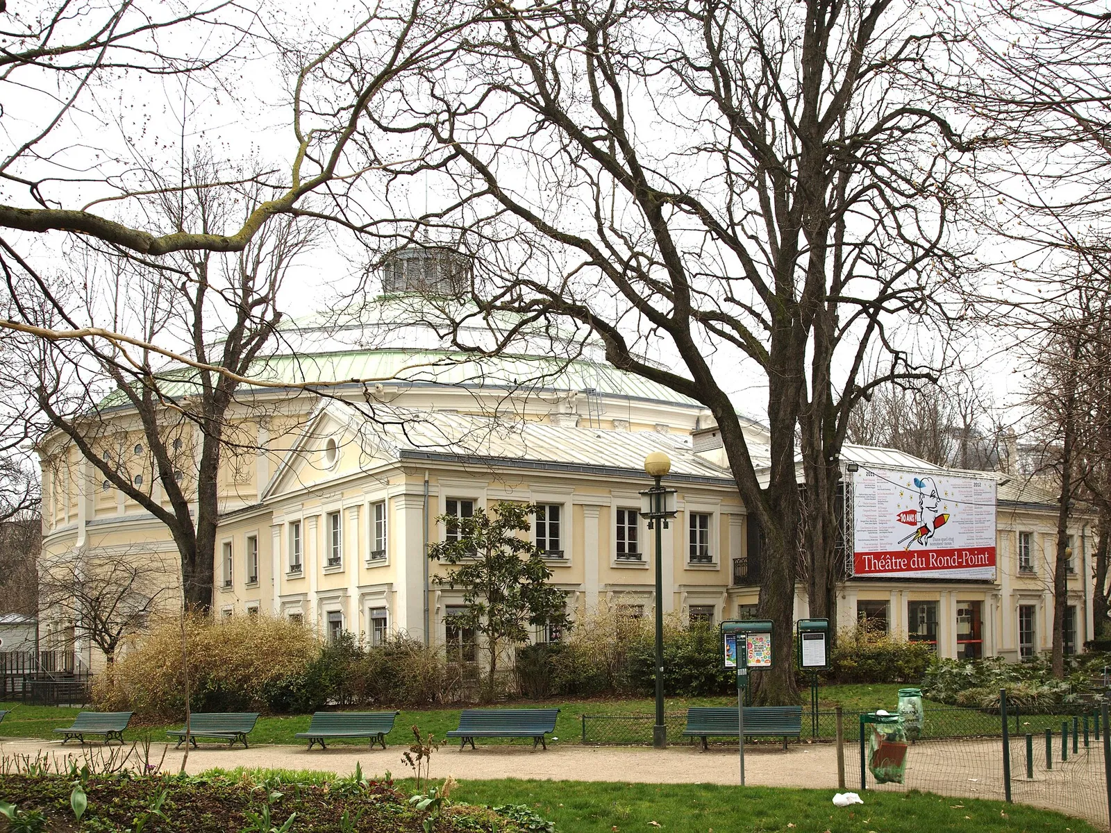 La façade du Théâtre du Rond-Point, avenue Franklin-Roosevelt à Paris