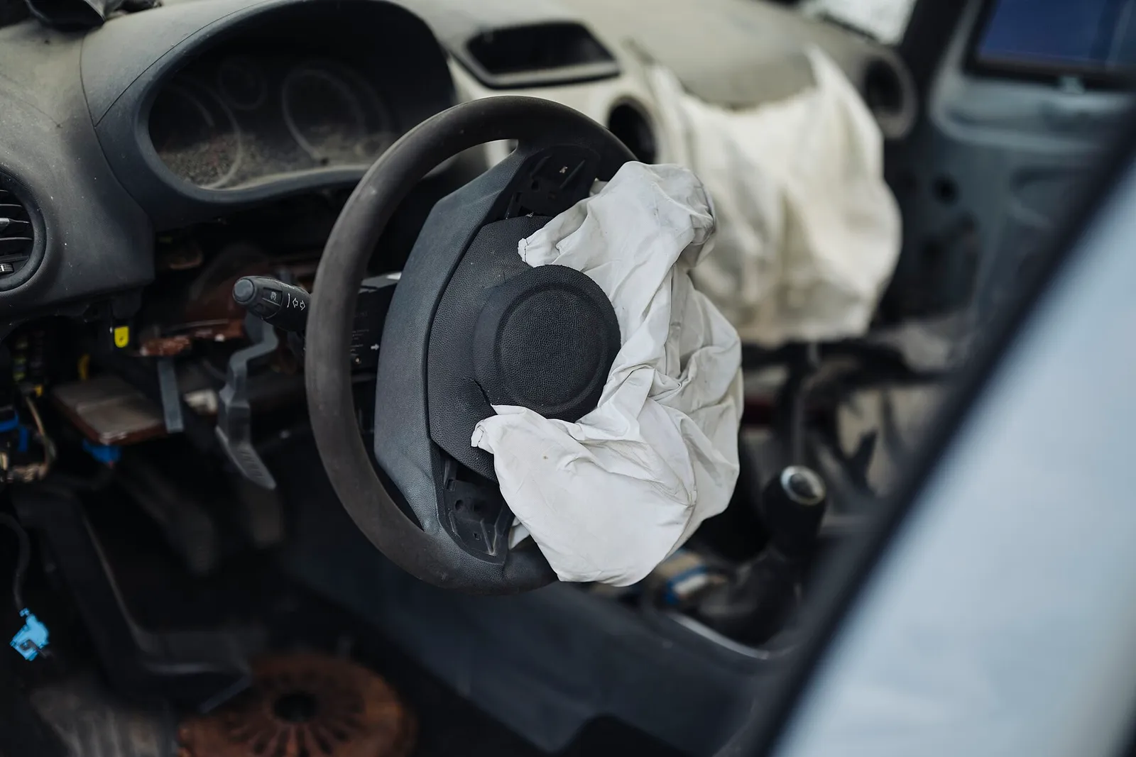 Un airbag déployé sur le volant d'une voiture