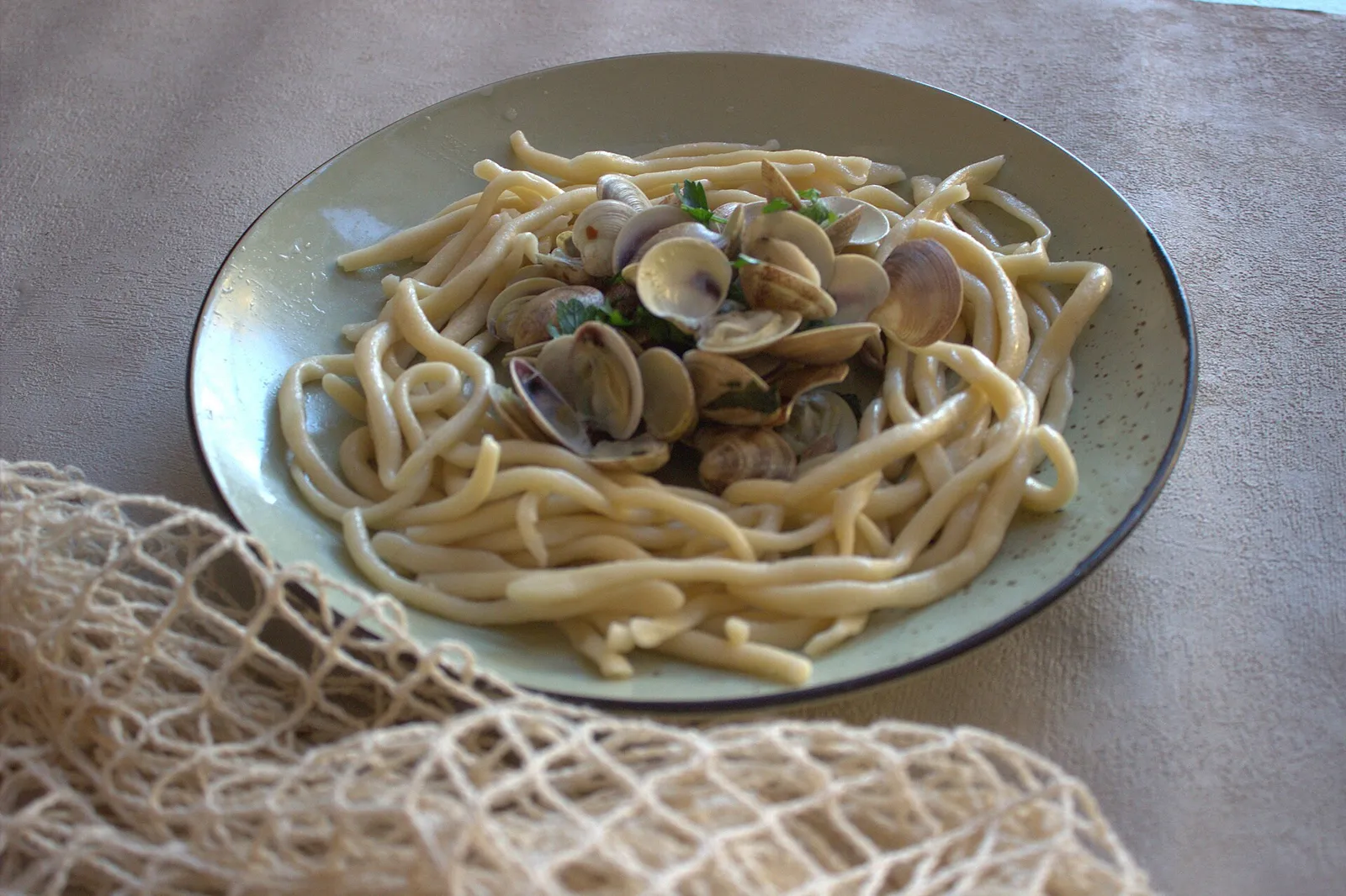Un plat de pâtes aux palourdes