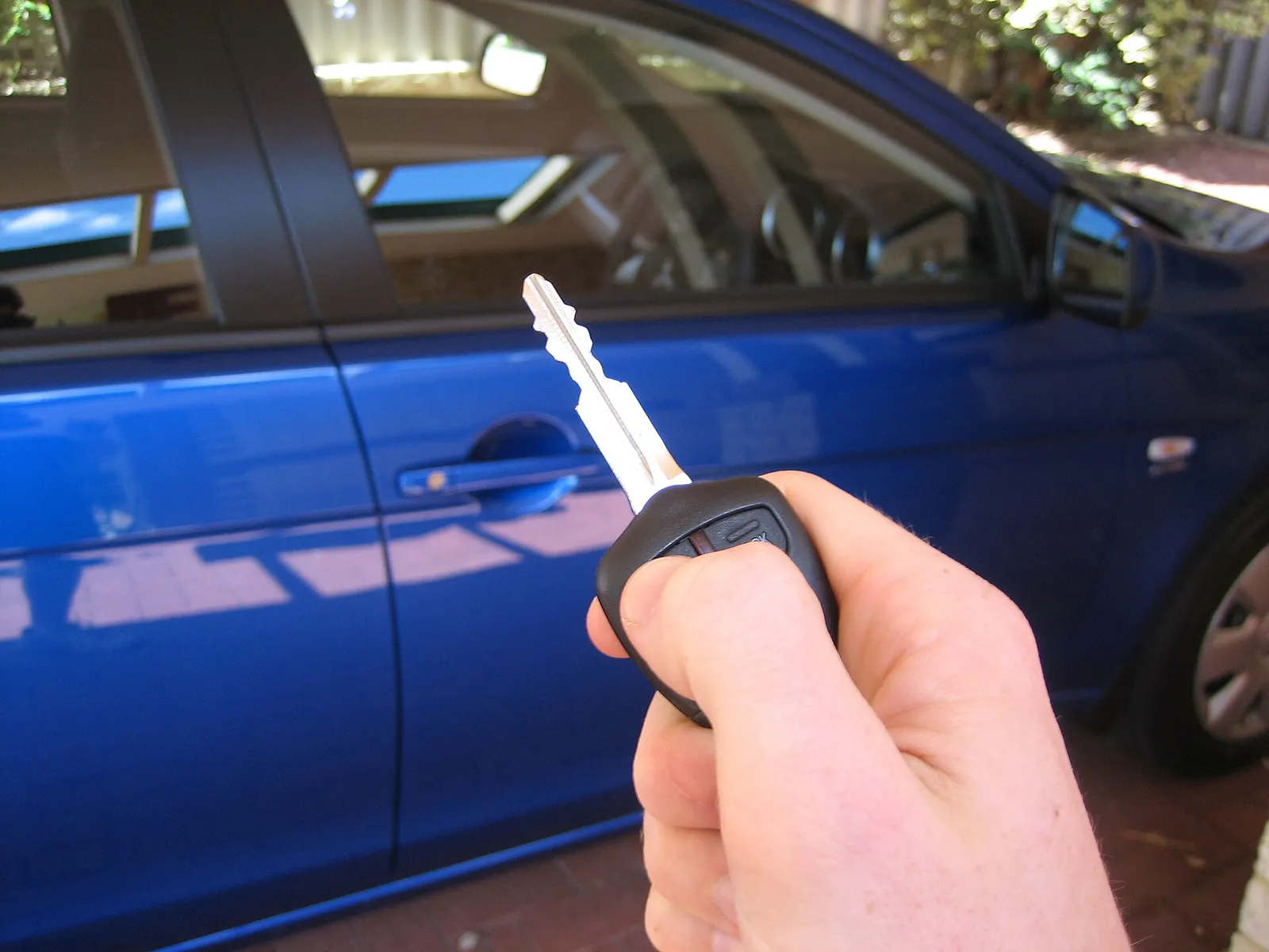 Une télécommande de verrouillage de voiture tenue en main