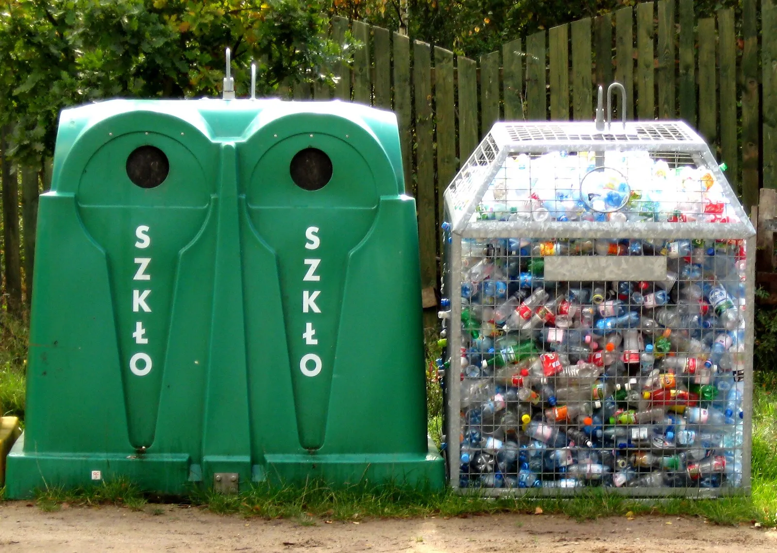 Bouteilles en plastique destinées au recyclage (illustration)