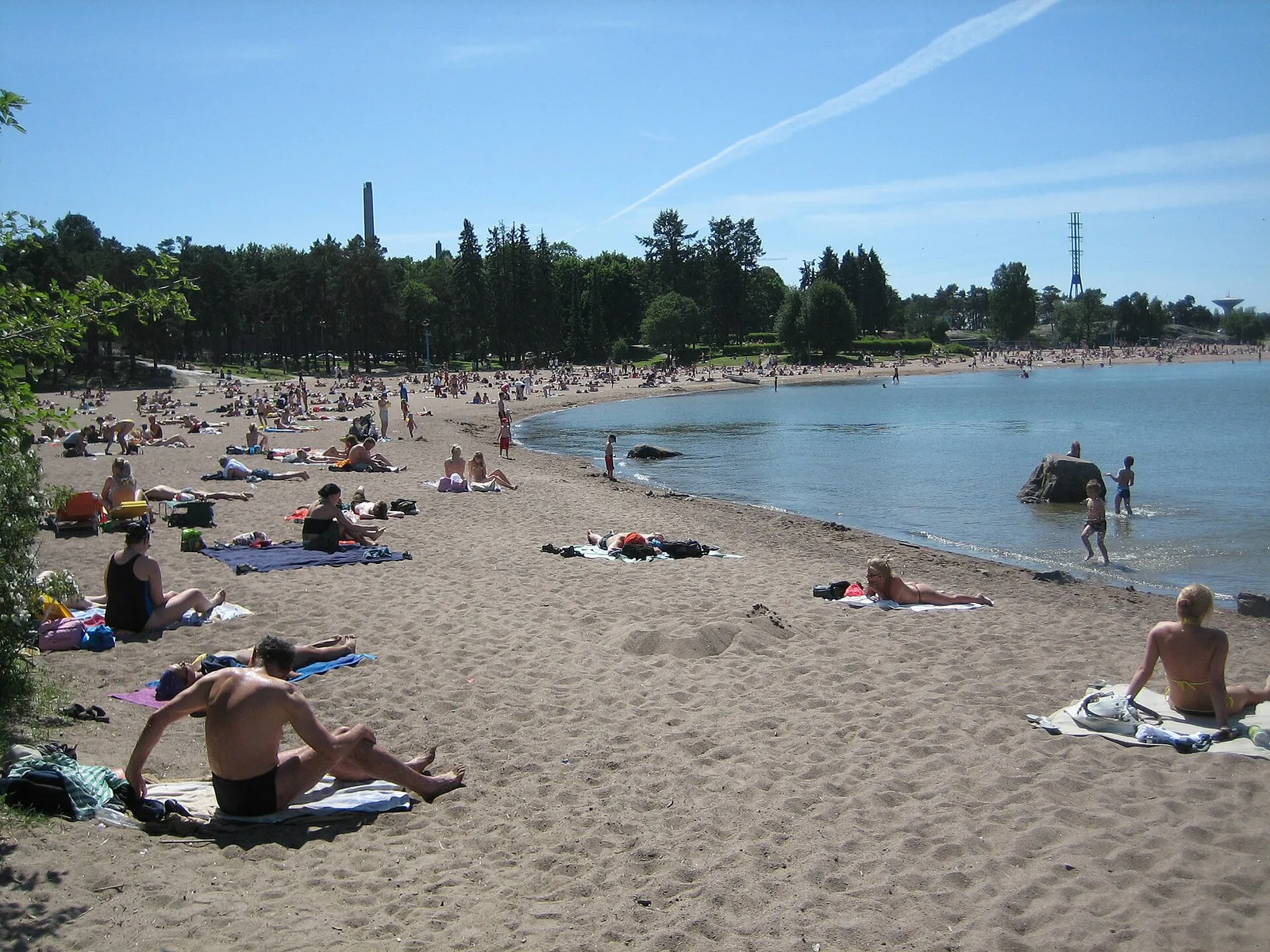 Une plage bondée en été (illustration)