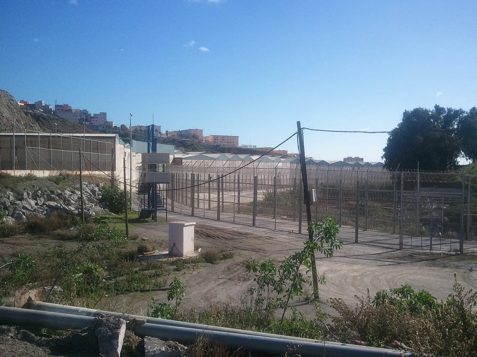 La double clôture frontalière qui sépare l'enclave espagnole de Ceuta du territoire marocain