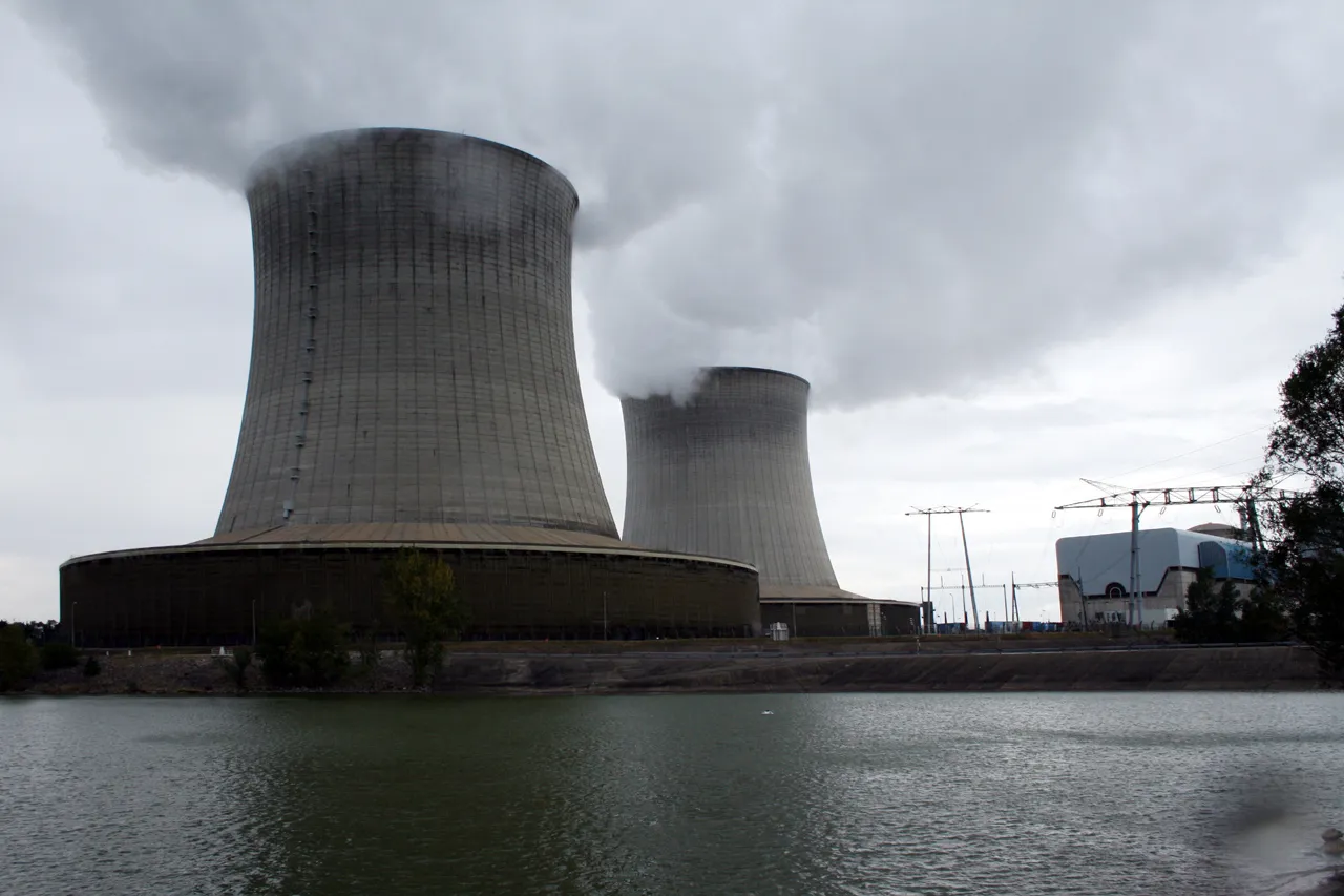 Centrale nucléaire au bord d'un cours d'eau (illustration)