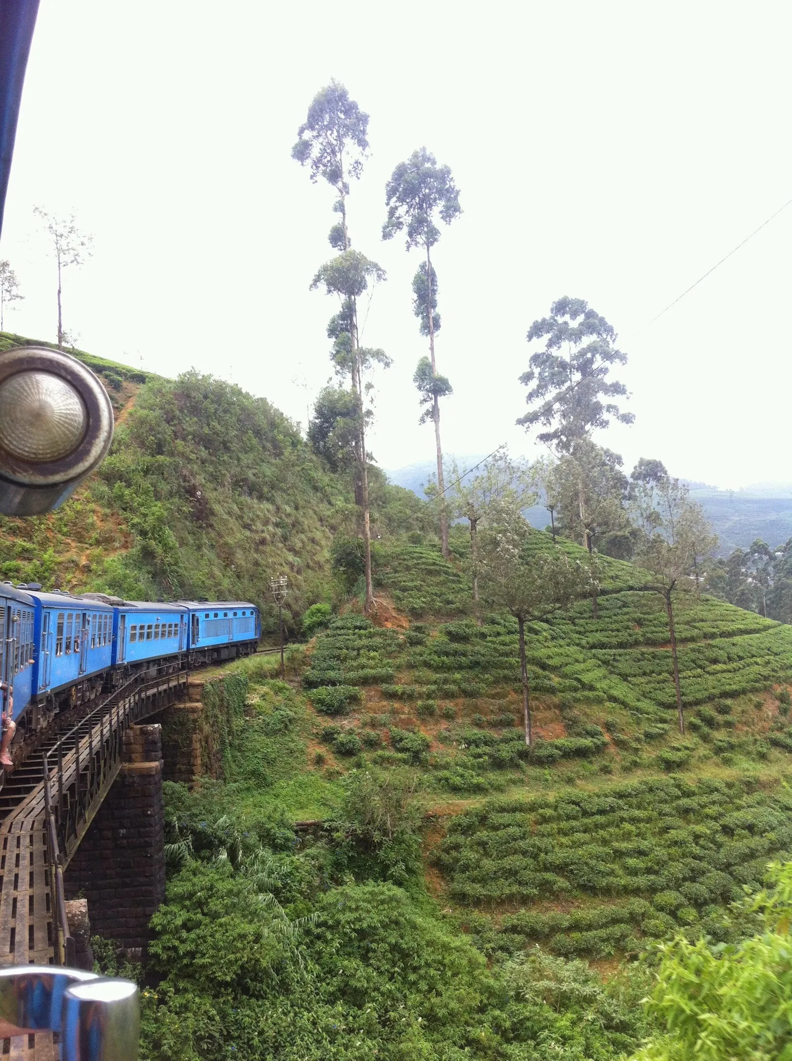 Paysage des hauts plateaux du Sri Lanka, le long de la voie ferrée