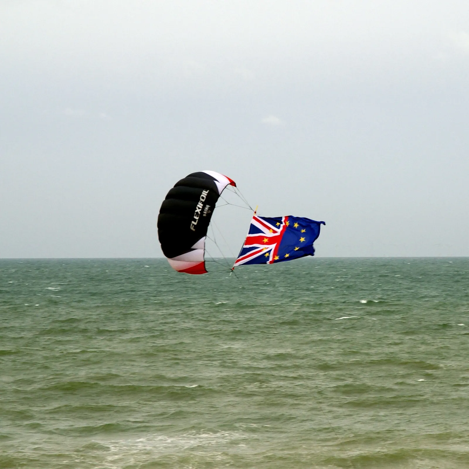 Un drapeau britannique et un drapeau européen flottant côte à côte