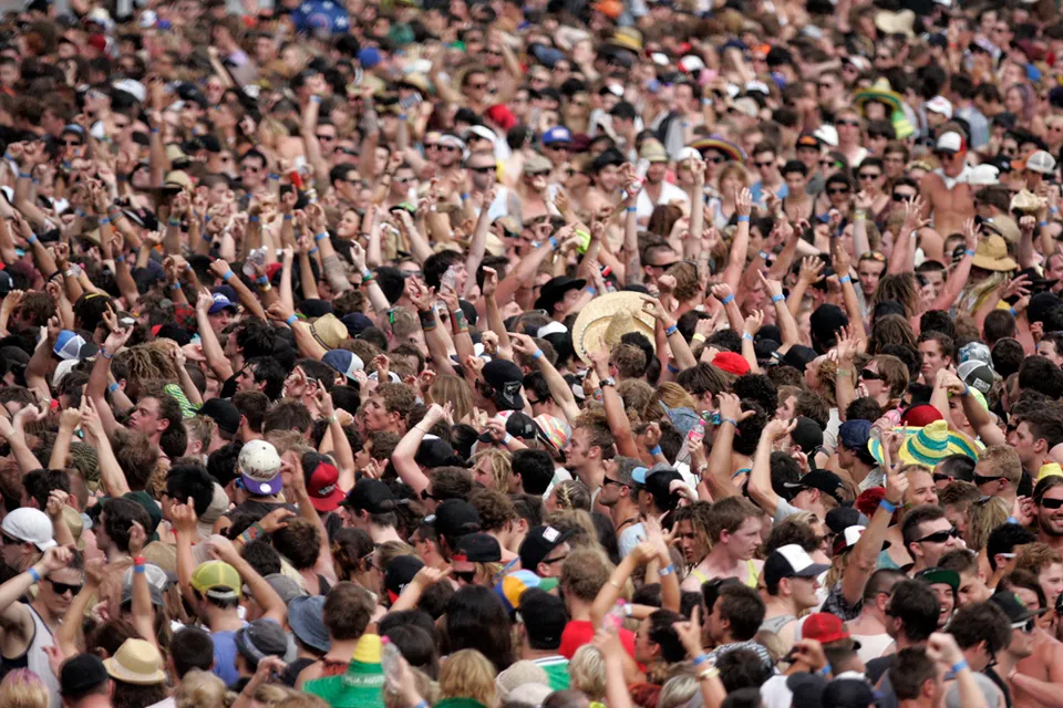Foule devant une scène lors d'un festival de musique en plein air