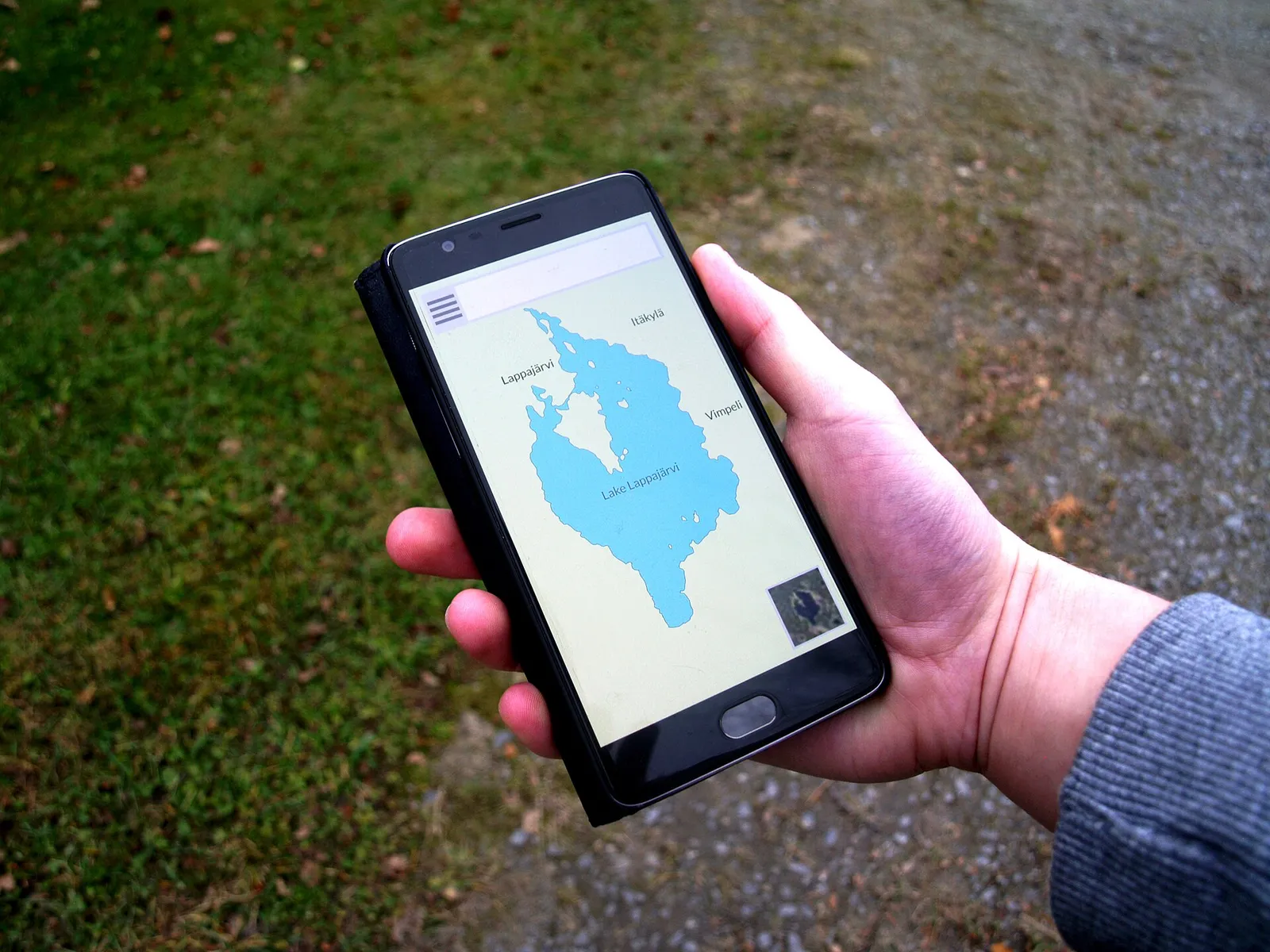 Un smartphone affichant une application de cartographie