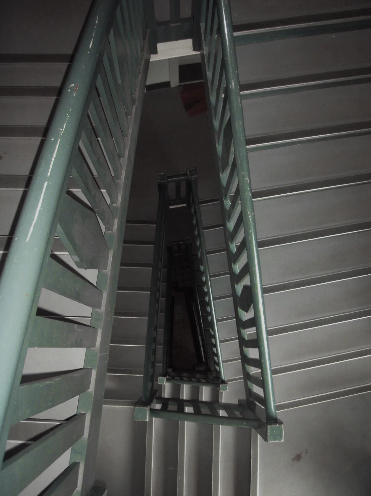 Une cage d'escalier d'immeuble (illustration)