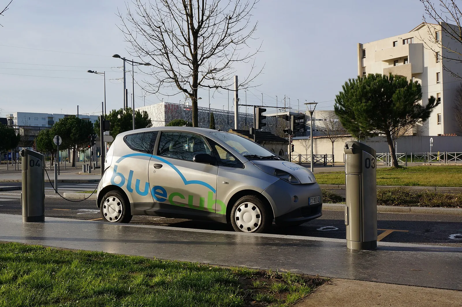 Une voiture électrique en charge sur une borne, en France (illustration)