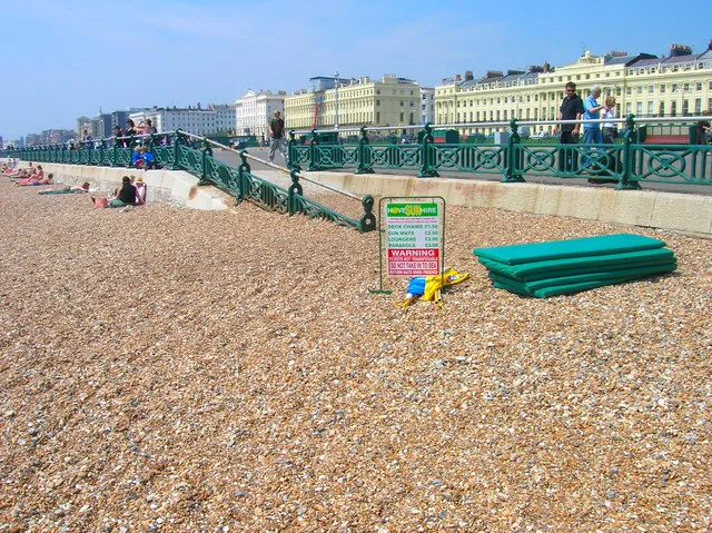 Des transats sur une plage (illustration)