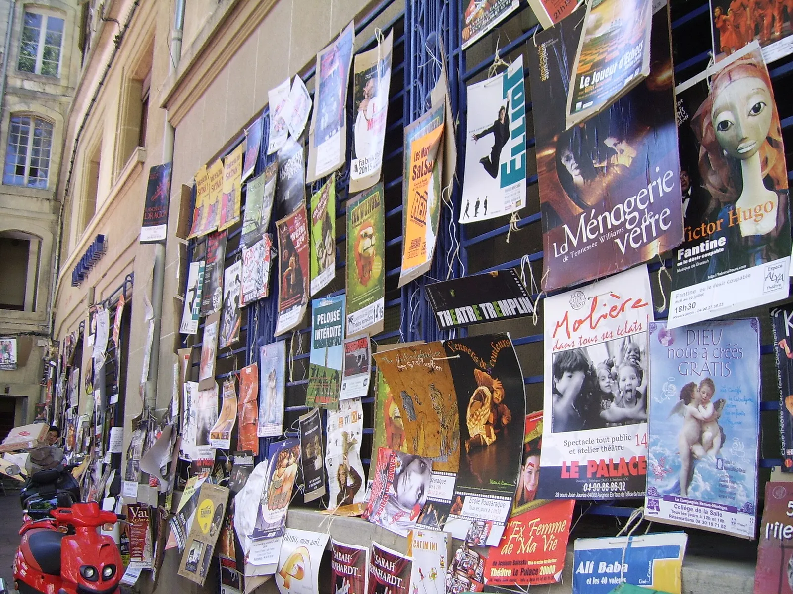 Scène de rue pendant le festival d'Avignon