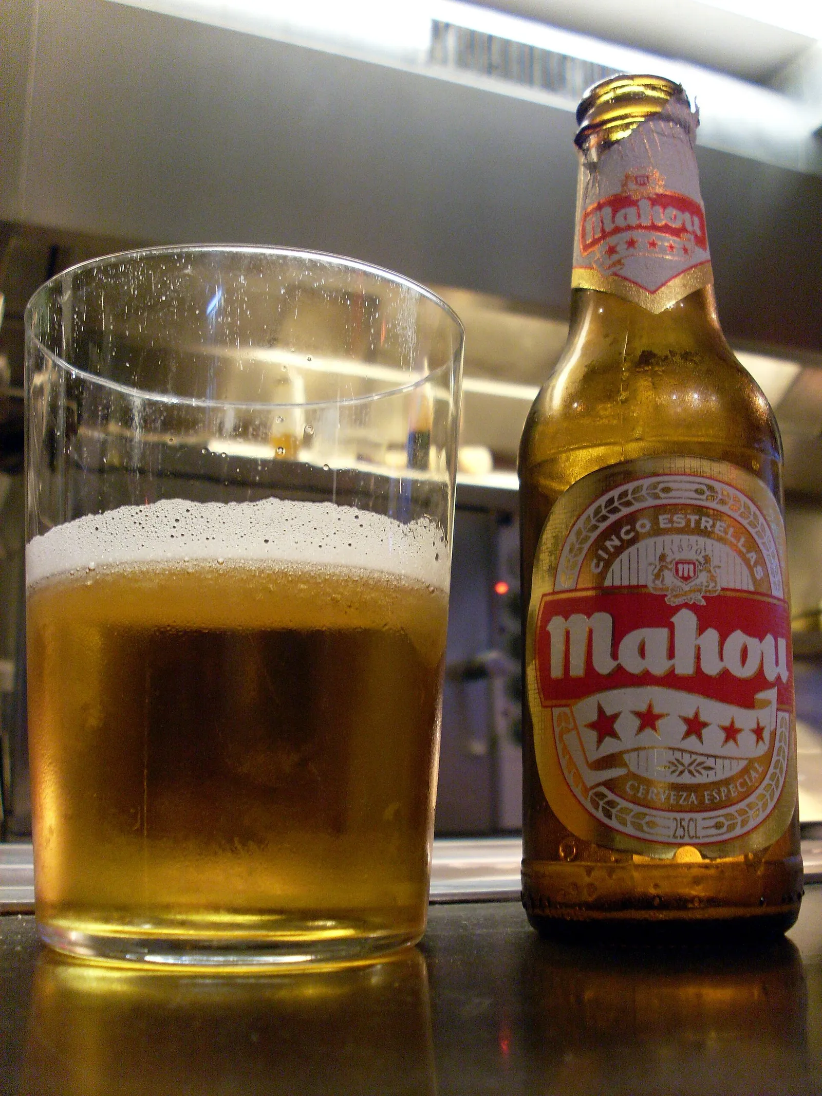 Un verre de bière sur un comptoir (illustration)