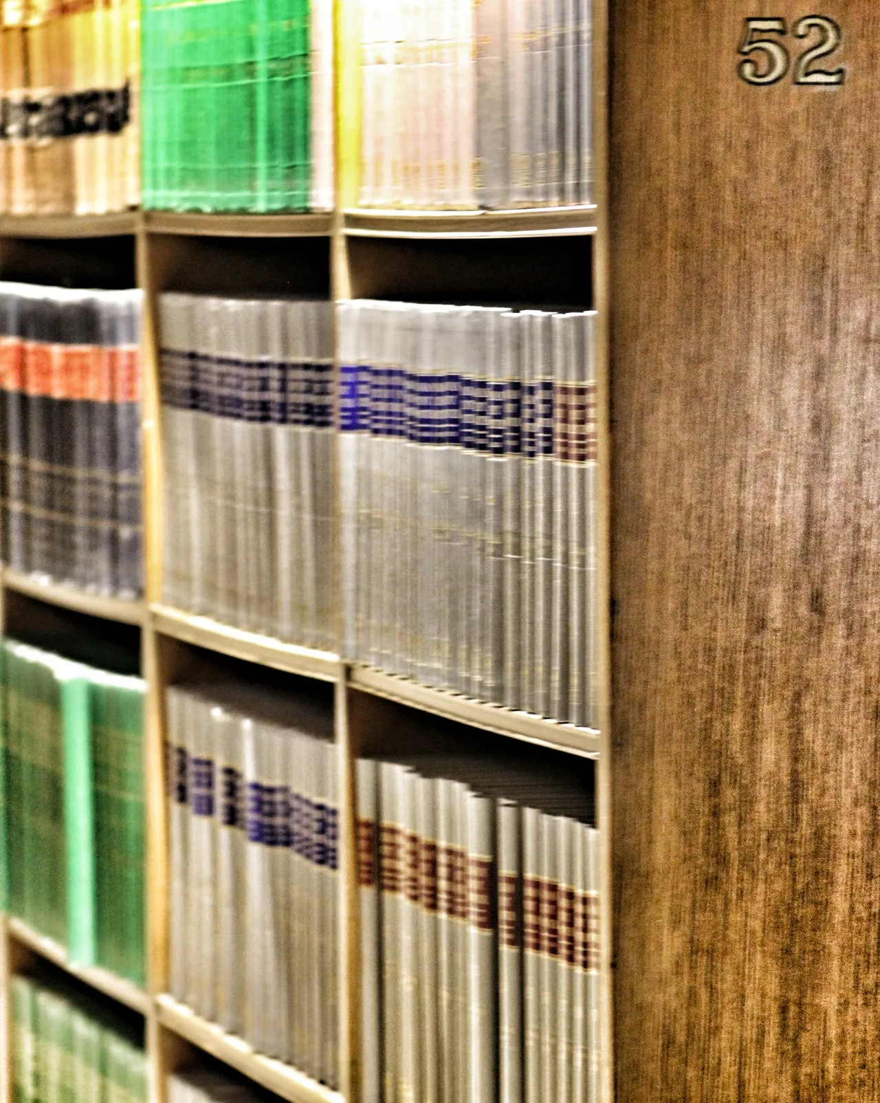 Des livres sur une étagère (illustration)