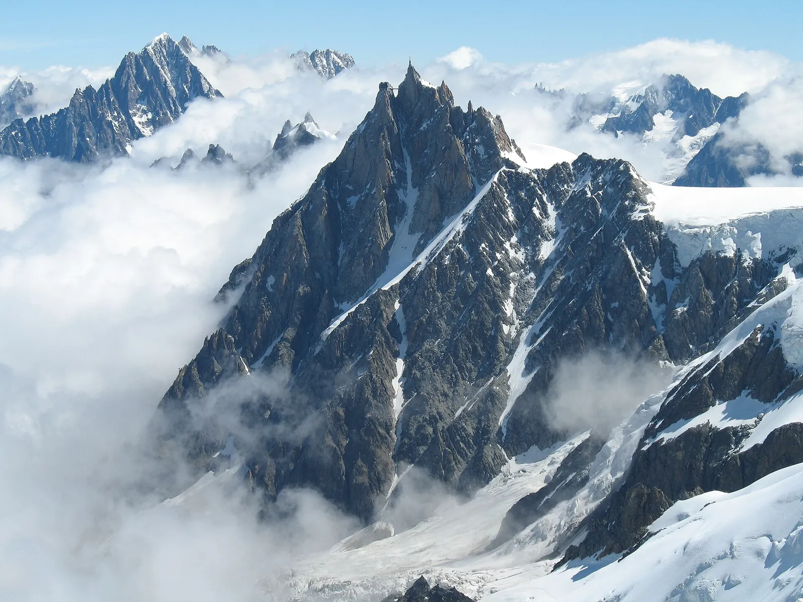 L'Aiguille du Midi, dans le massif du Mont-Blanc, en été
