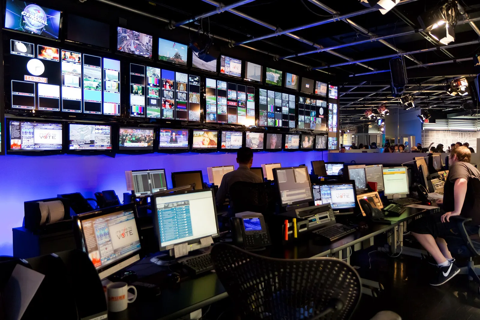 La régie d'une chaîne de télévision (illustration)