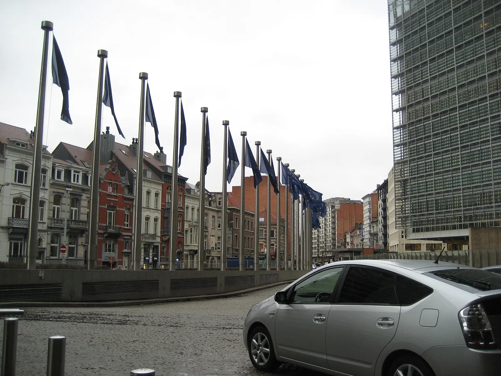 Drapeaux de l'Union européenne devant le siège de la Commission à Bruxelles