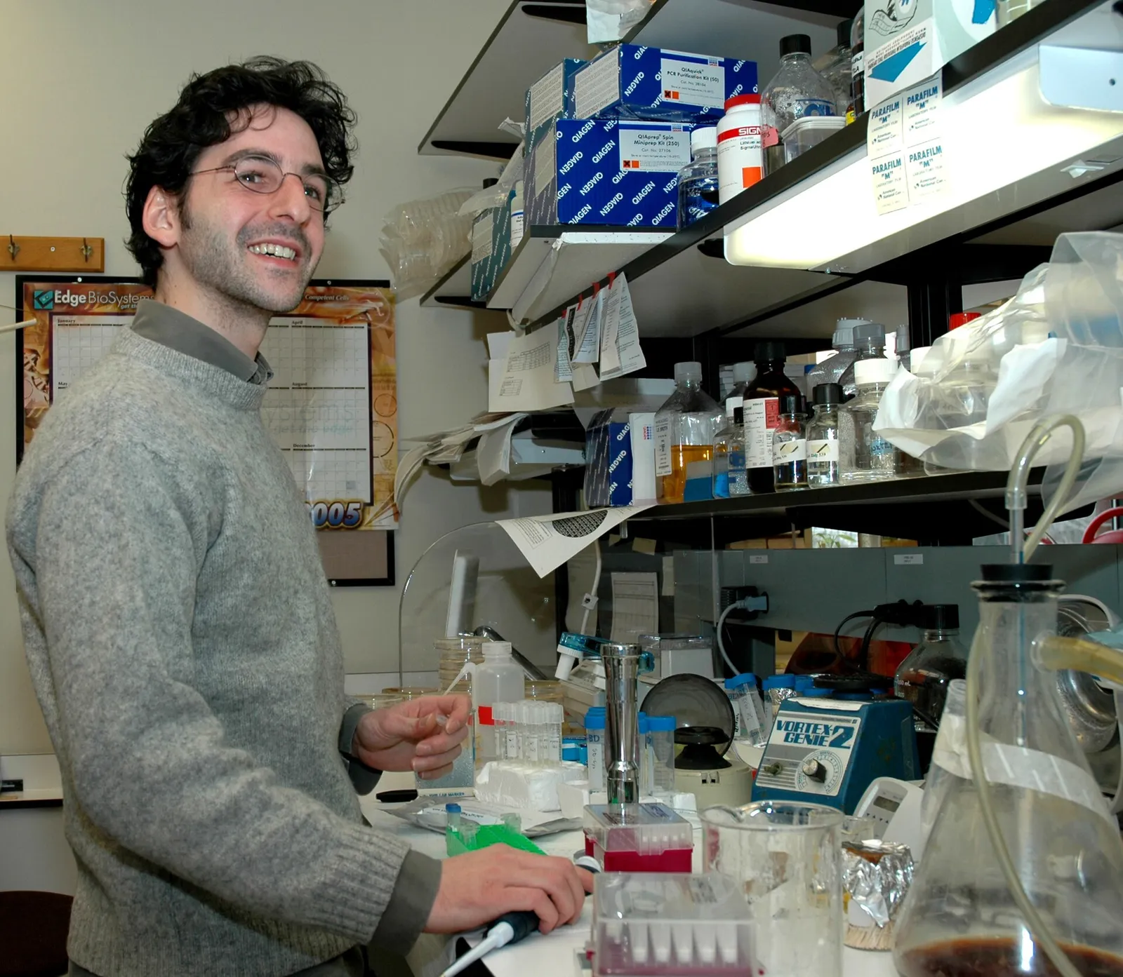 Une scientifique au travail dans un laboratoire