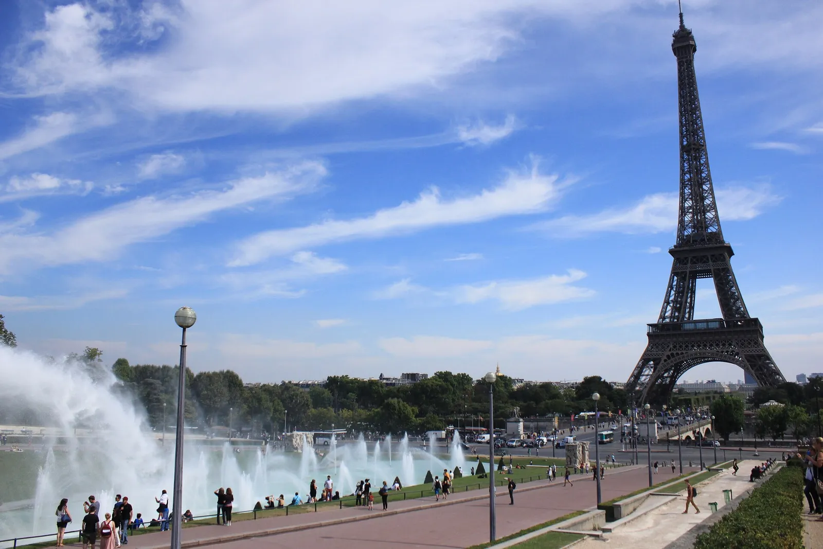 Les fontaines du Trocadéro et la tour Eiffel, l'été (illustration)