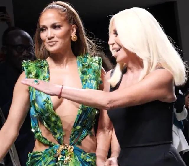 Une création Versace portée lors d'un défilé (illustration)