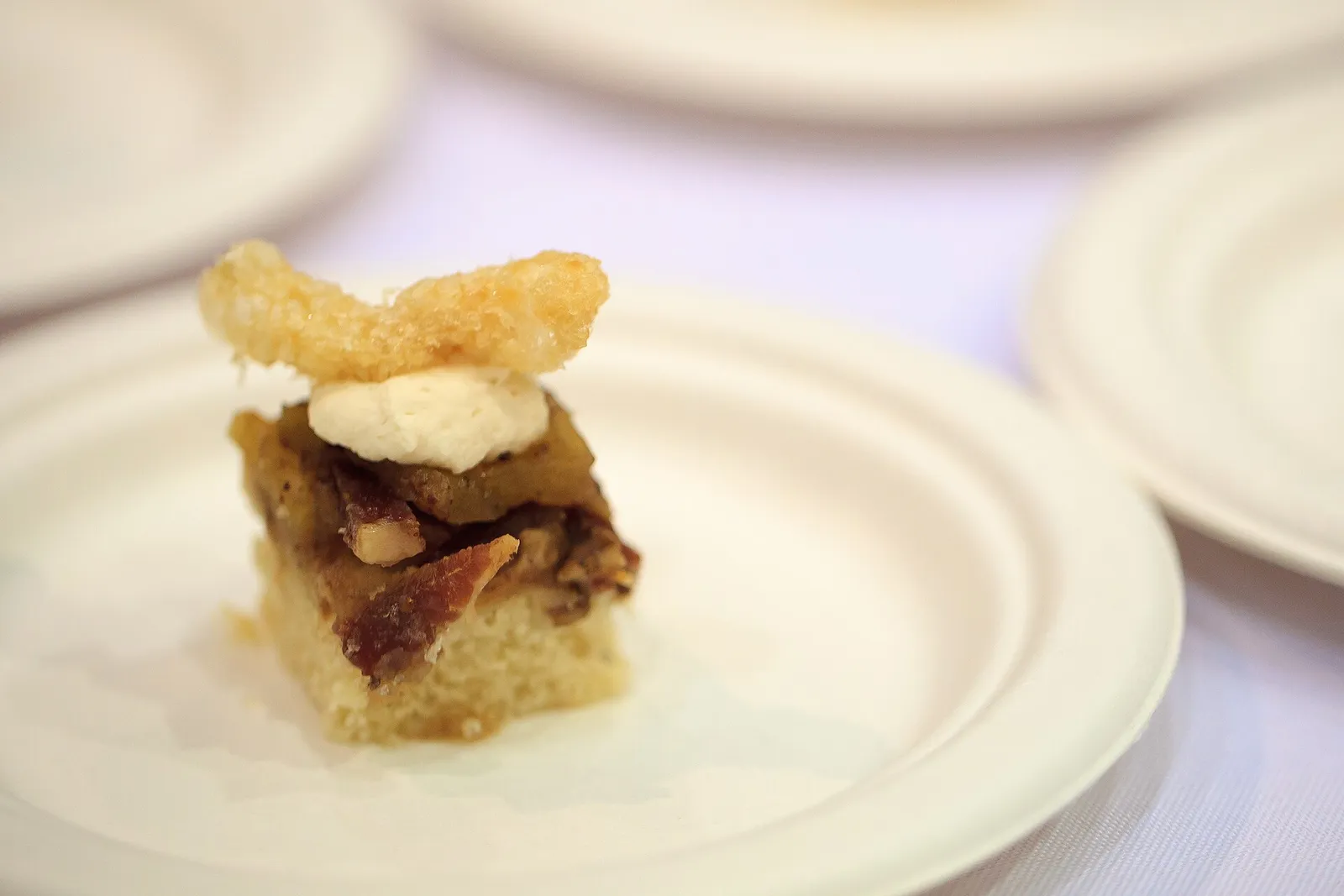 Assiette de haute gastronomie dressée dans un restaurant