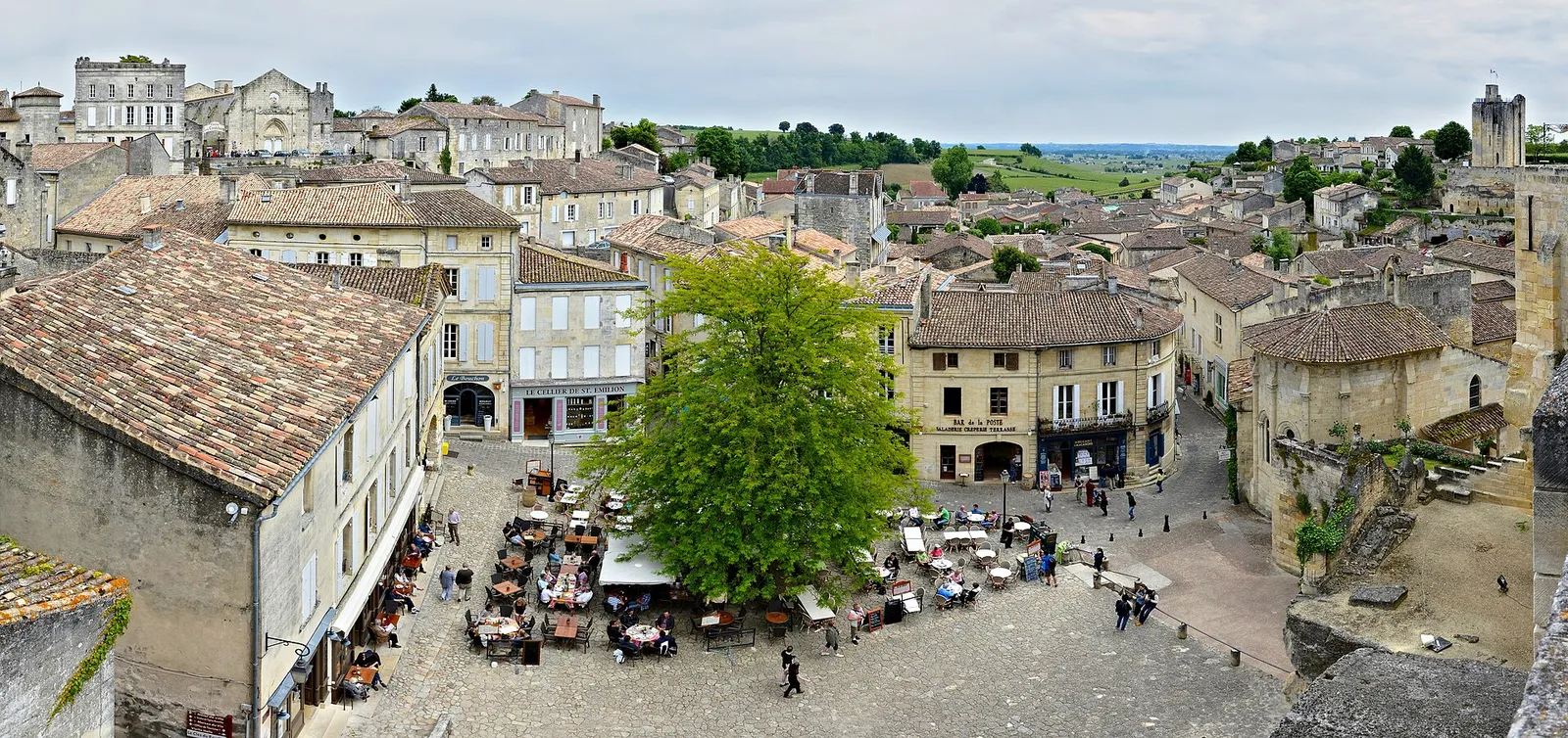Une place du village de Saint-Émilion, en Gironde