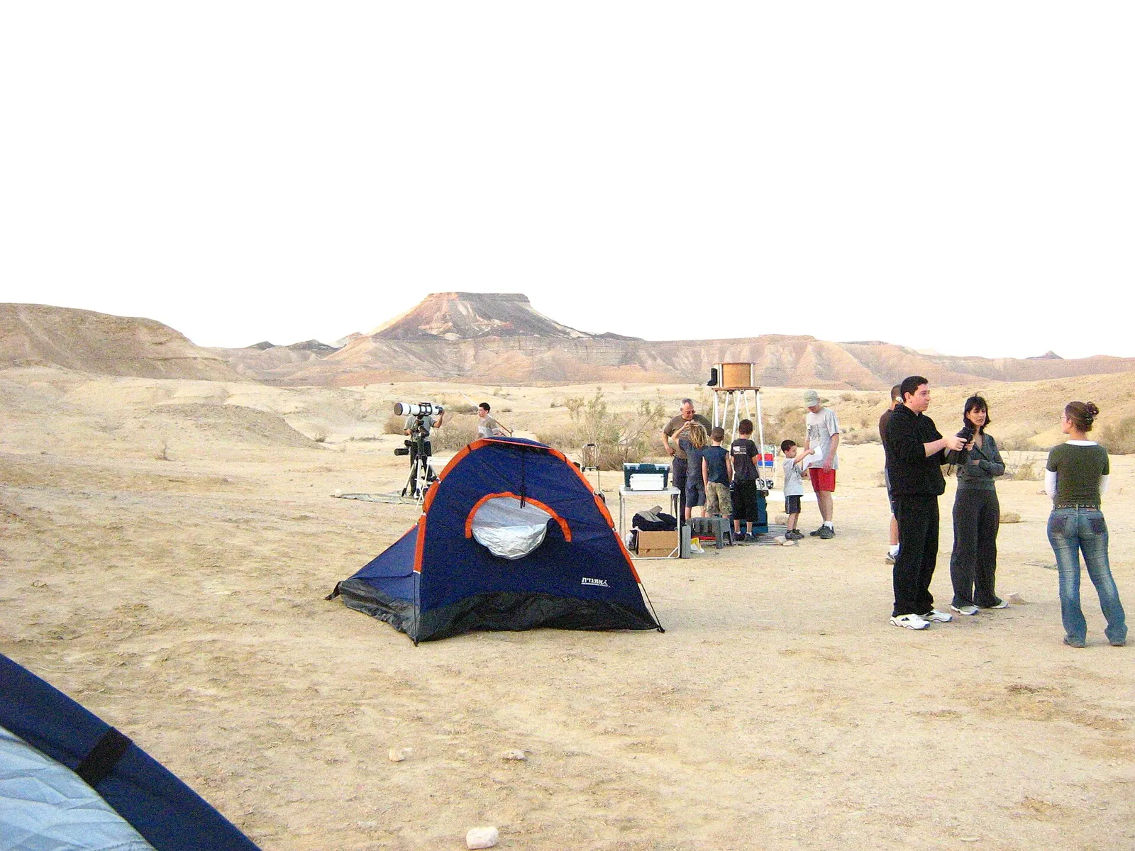 Un rassemblement d'astronomes amateurs et leurs instruments avant la tombée de la nuit