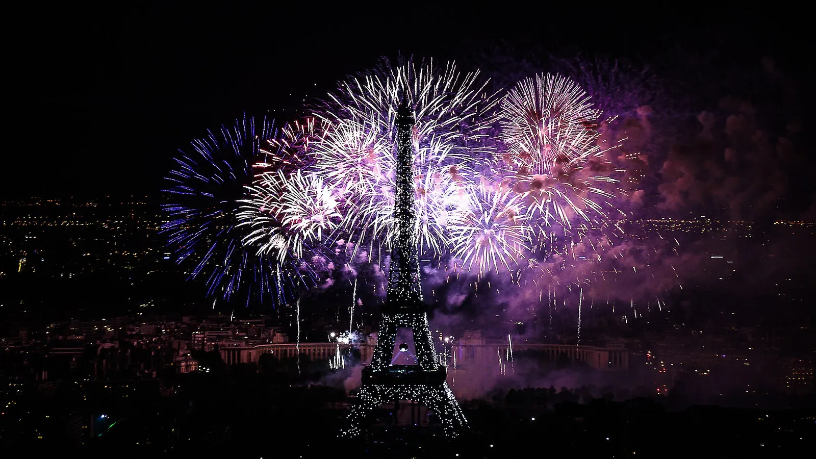 Feu d'artifice à la tour Eiffel (illustration)
