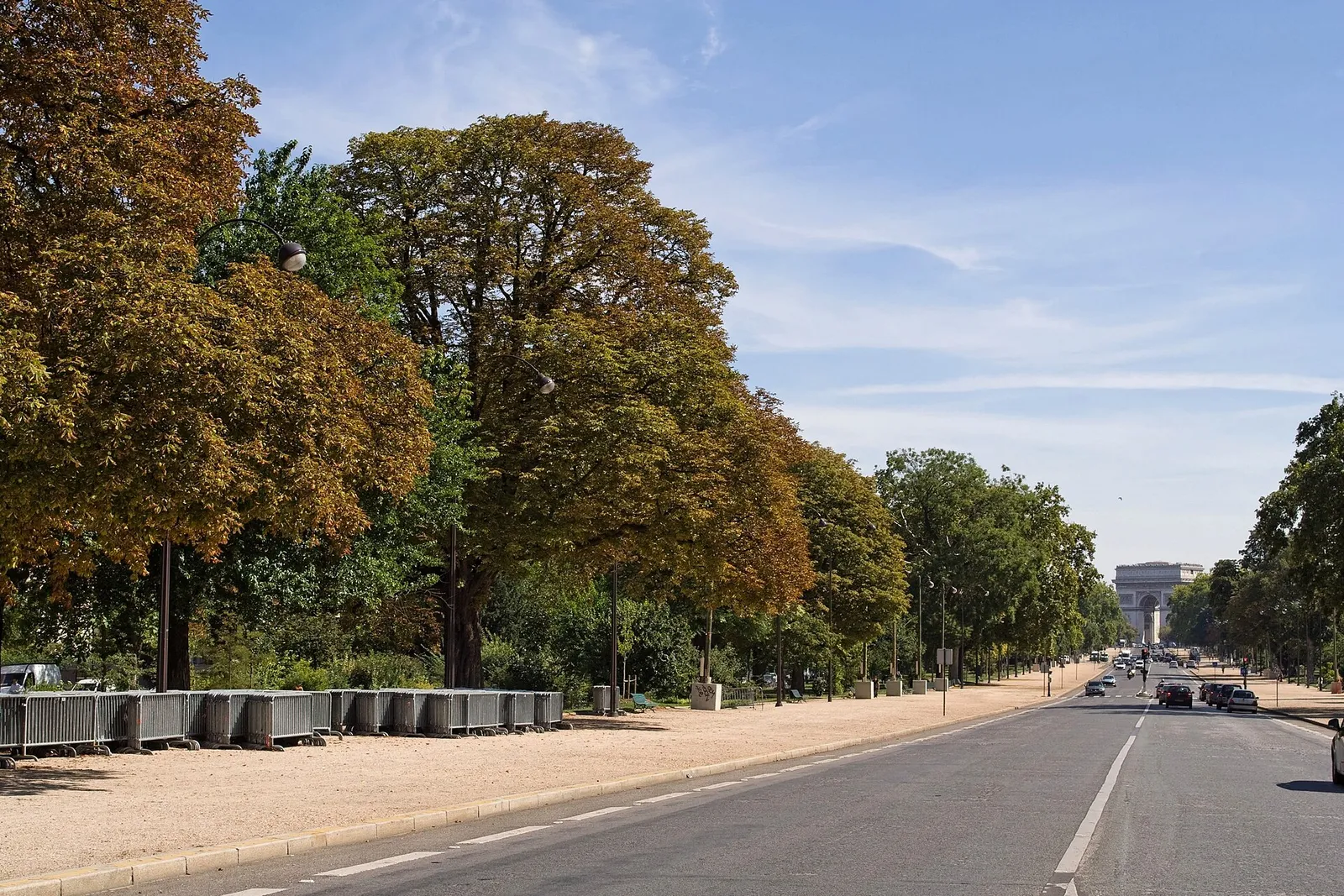 L'avenue Foch à Paris, avec l'Arc de Triomphe au fond