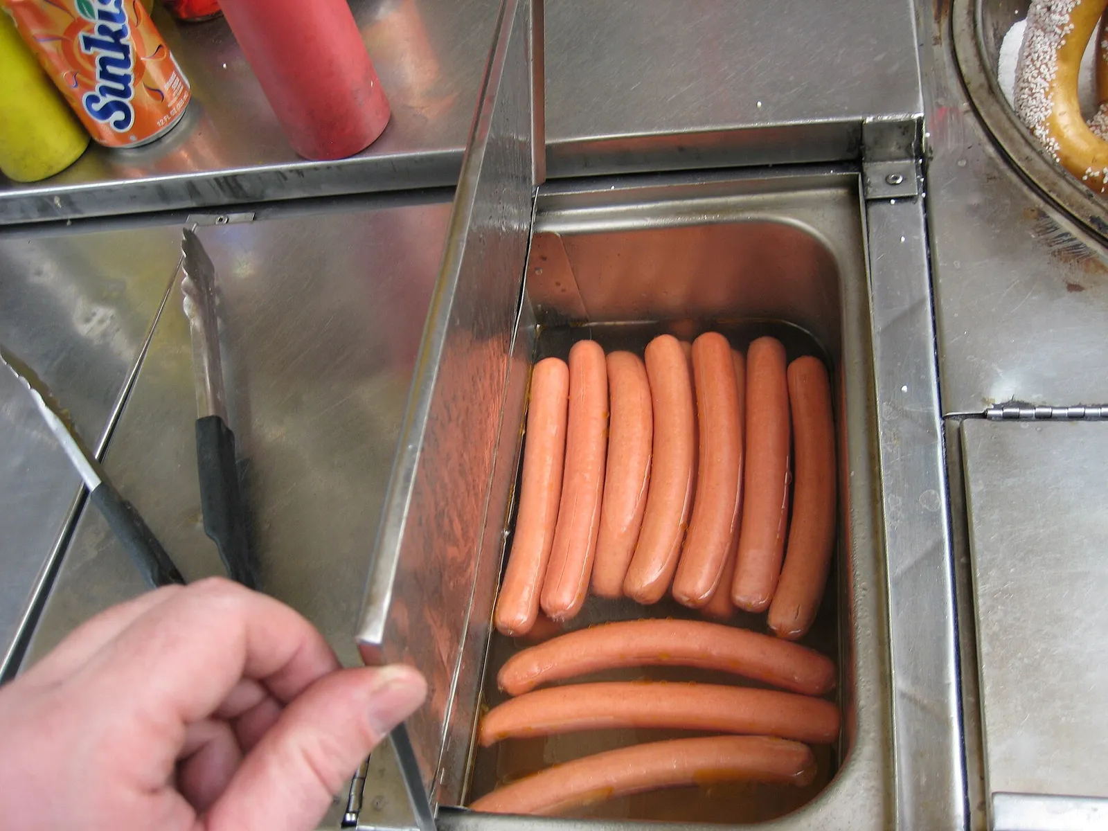 Des hot-dogs sur un stand (illustration)
