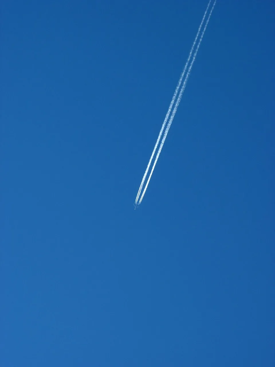 Une traînée de condensation d'avion dans le ciel