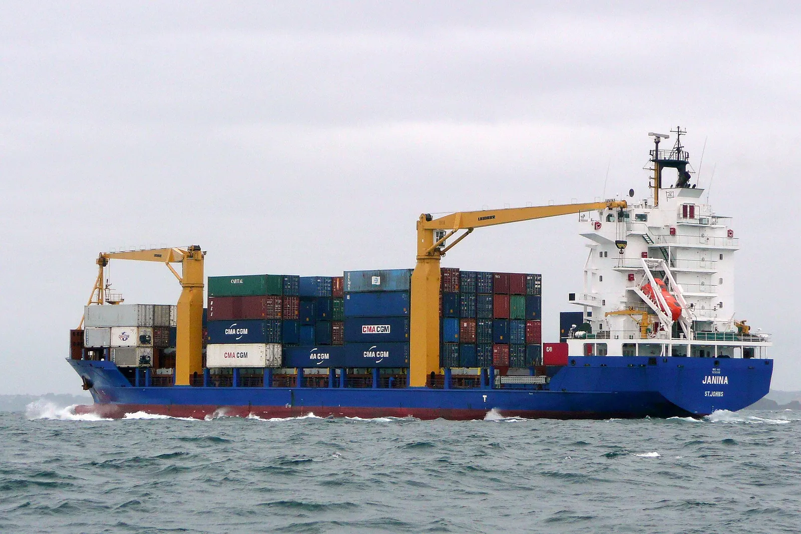 Un porte-conteneurs chargé de marchandises en mer