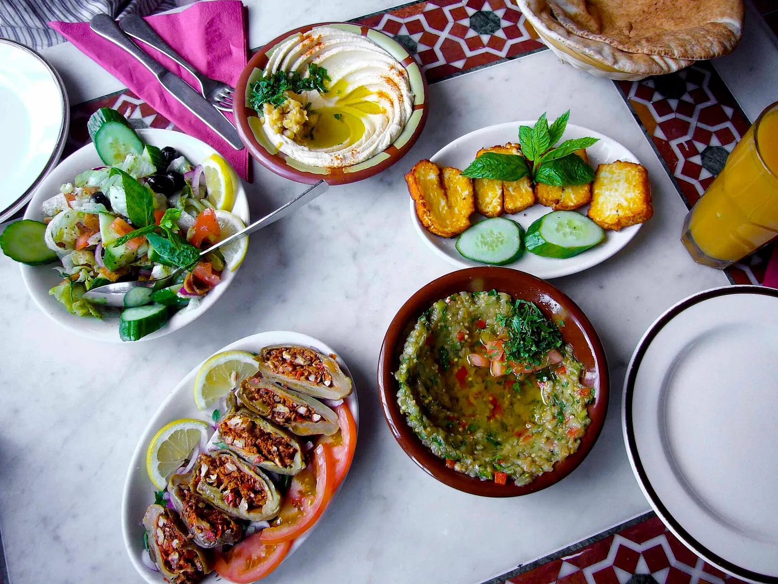 Un repas syrien composé de plusieurs mezzés