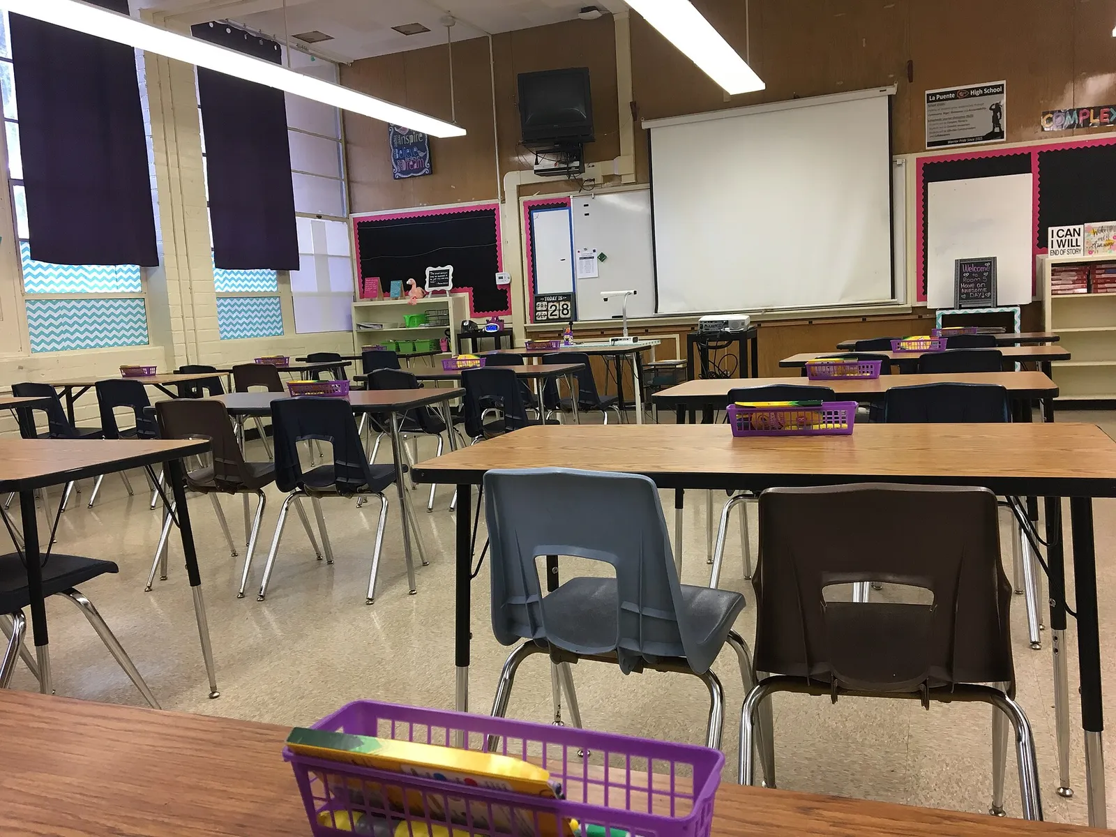 Salle de classe avec tables et chaises (illustration)