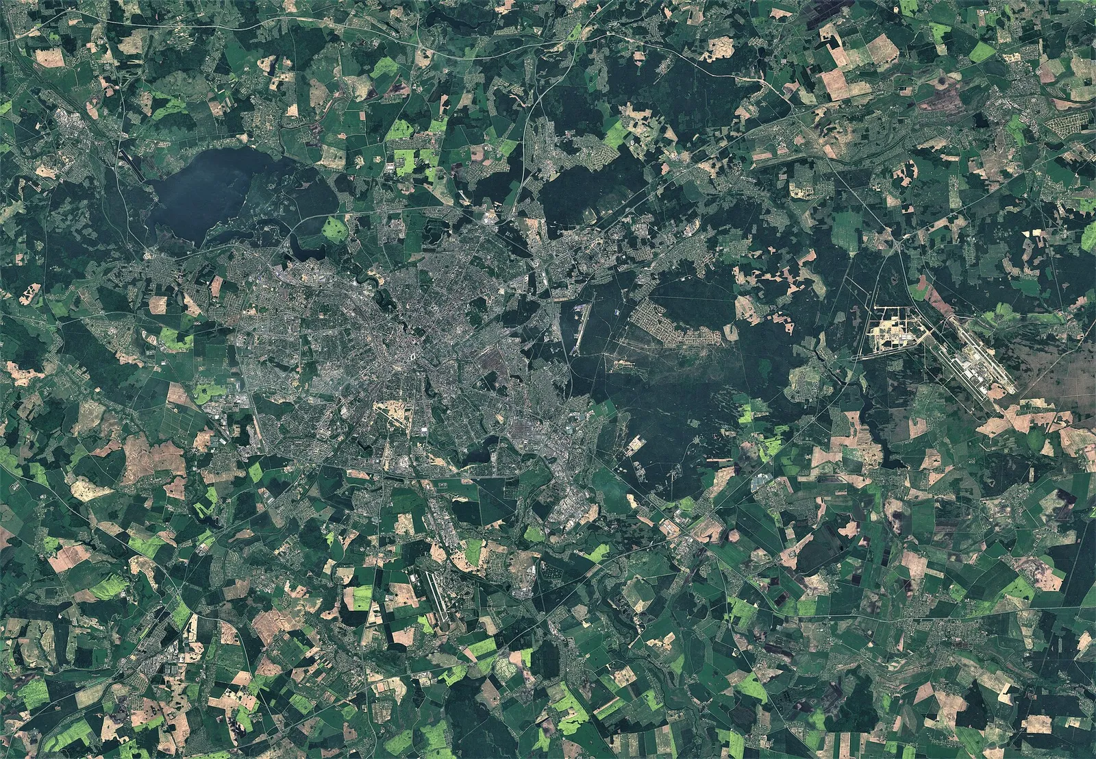 Image satellite d'une ville et de ses environs prise par Sentinel-2