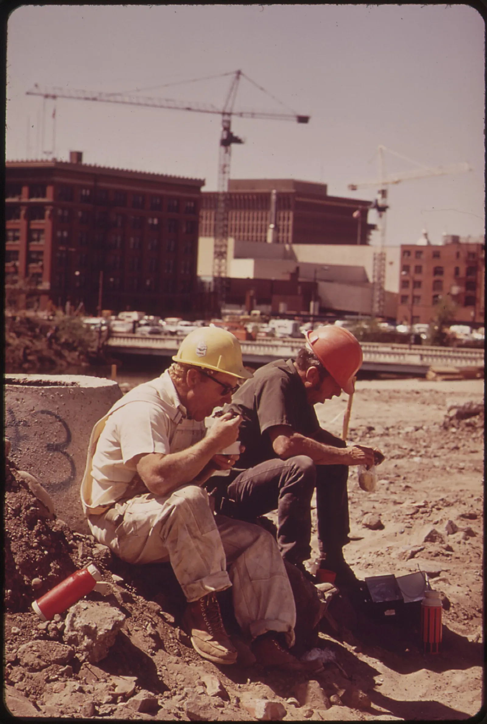 Des ouvriers sur un chantier (illustration)