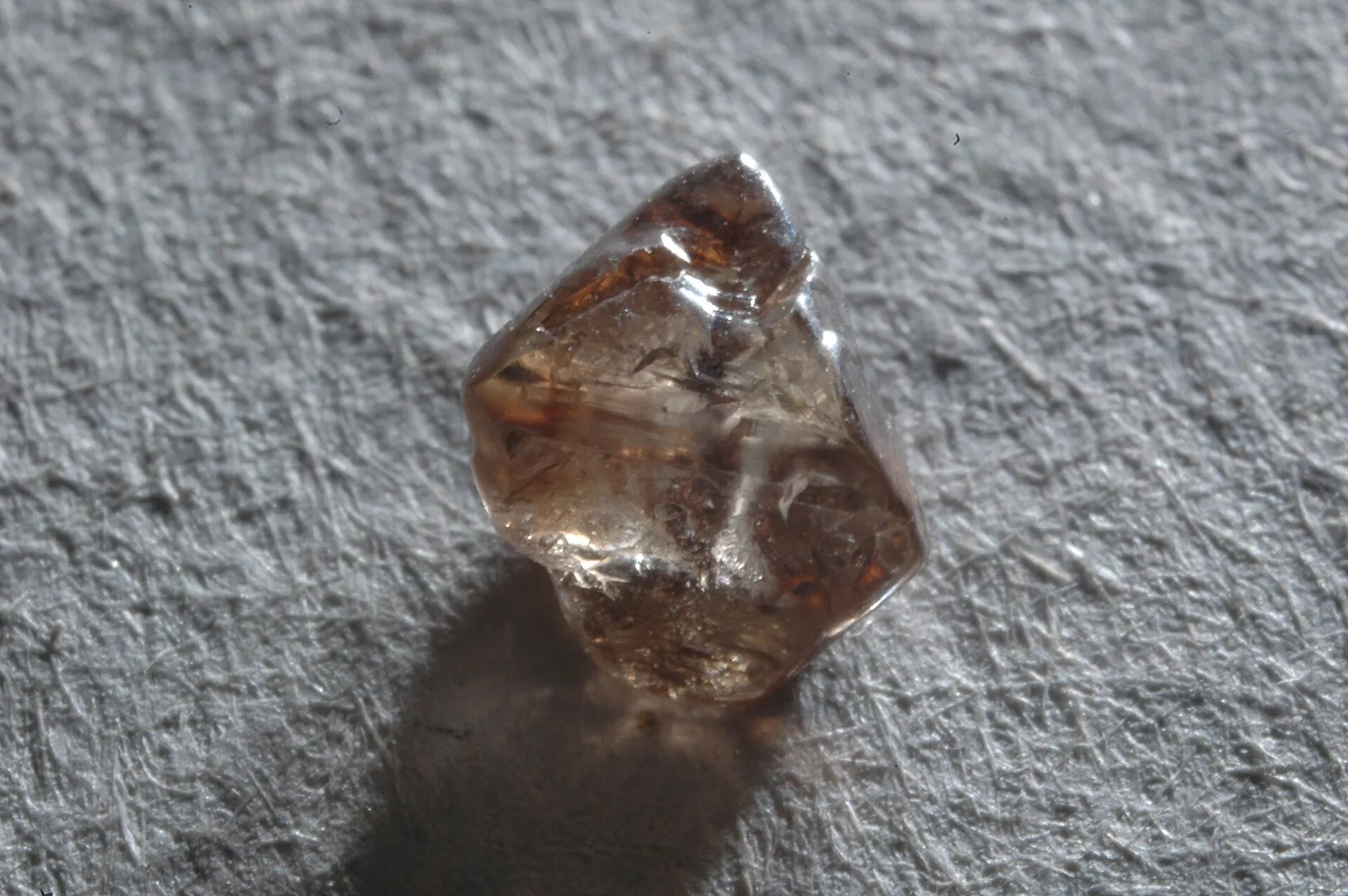 Un diamant brut non taillé