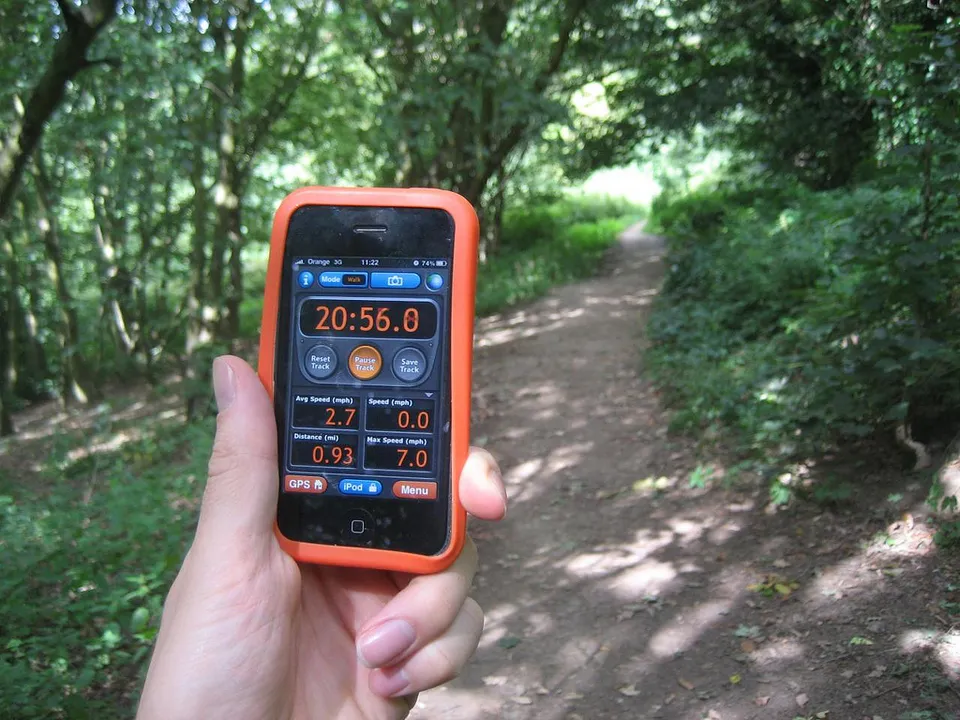 Une personne consulte une application sur son smartphone